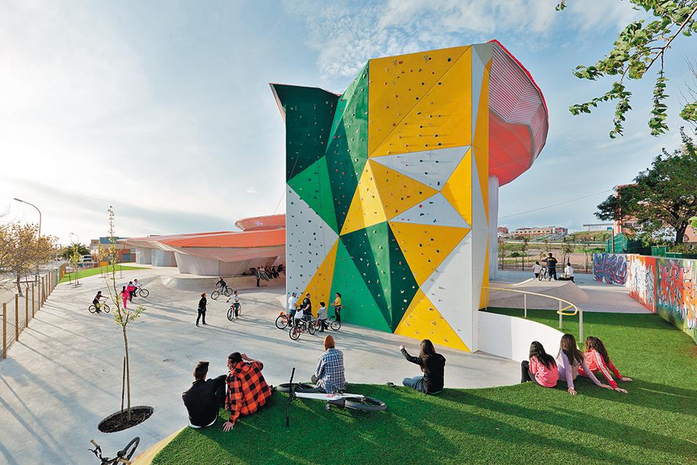 Das Jugendzentrum in Merida von selgascano bietet unter seinem roten Kunststoffdach Raum für wechselnde Indoor- und OutdoorAktivitäten. Fester Bestandteil des Programms sind eine Skatebowl und eine Kletterwand.