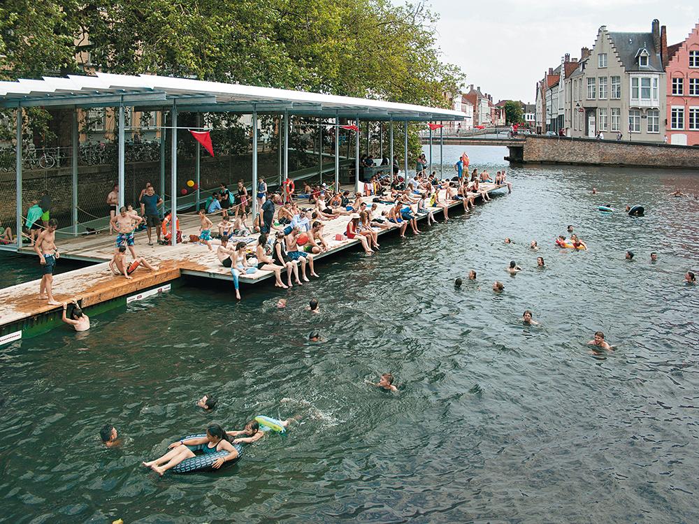 Ein temporäres Freizeitvergnügen bot der Canal Swimmer’s Club von Atelier Bow-Wow und Architectuuratelier Dertien 12 in Brügge. Die Badeplattform in einem innerstädtischen Kanal war ein
Beitrag zur Triennale für zeitgenössische Kunst 2015.