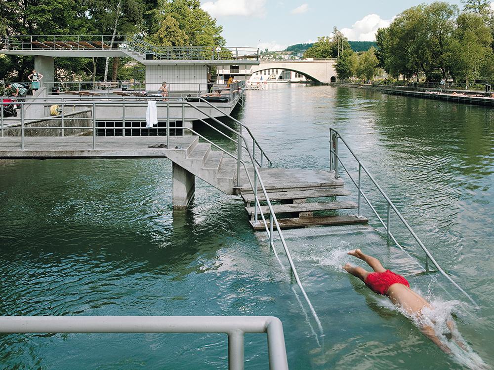 Auch in Zürich erlebt das Flussbaden derzeit eine Renaissance. 2012 sanierten die Architekten Gut &
Schoep das Flussbad Oberer Letten, eine Anlage aus dem Jahr 1952. Dabei wurden die Betonplattformen weitgehend wieder in ihren Ursprungszustand zurückversetzt und spätere An- und
Aufbauten entfernt.