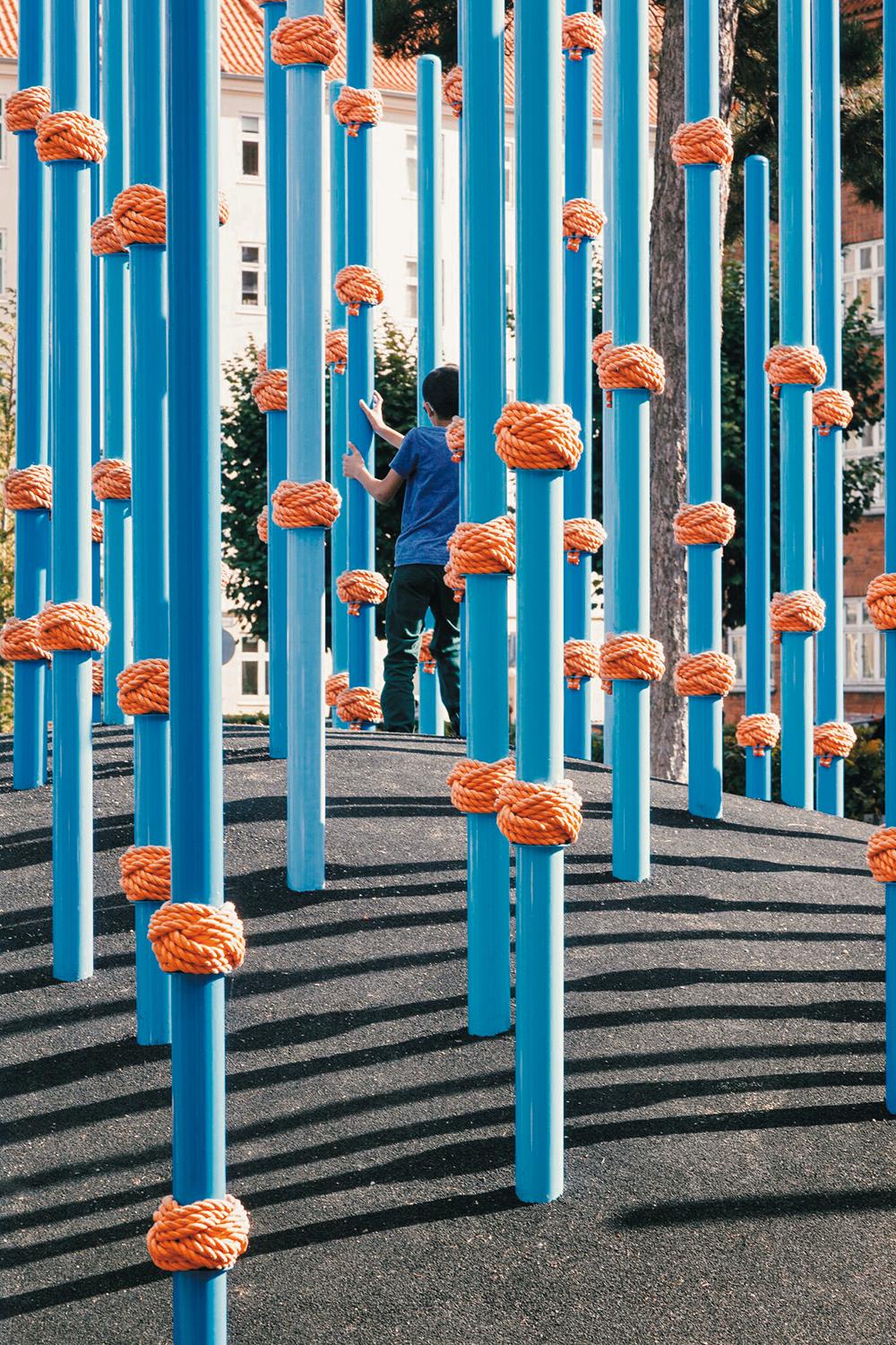 Kletterparcours für jedermann: Auf dem Guldbergs Plads in Kopenhagen ließen die Architekten Keingart und die Landschaftsarchitekten 1:1 mehr als 200 blaue Stahlpfähle aufstellen. Die meisten Besucher nutzen den Park allerdings lieber zum Ausruhen.