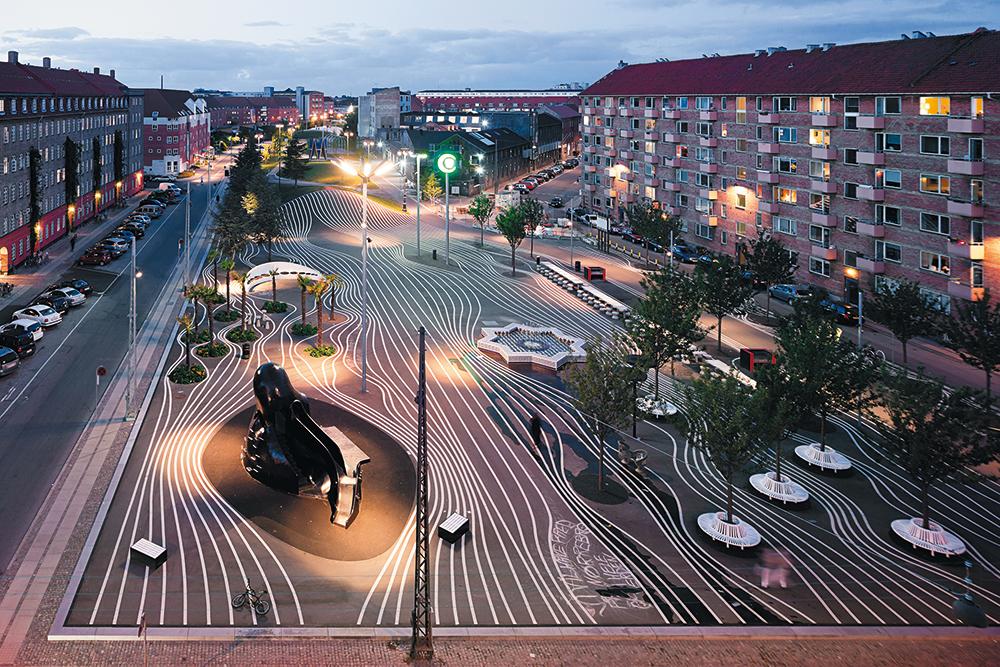 Als multikulturellen Begegnungs- und Bewegungsort gestalteten Topotek 1, BIG und Superflex 2012 den Superkilen-Park in Kopenhagen. Seine Ausstattungsobjekte wurden aus aller Welt zusammengetragen − darunter eine japanische Kletterskulptur, ein Thai-Boxring, Turngeräte und eine kombinierte Skatebowl mit Basketballfeld.