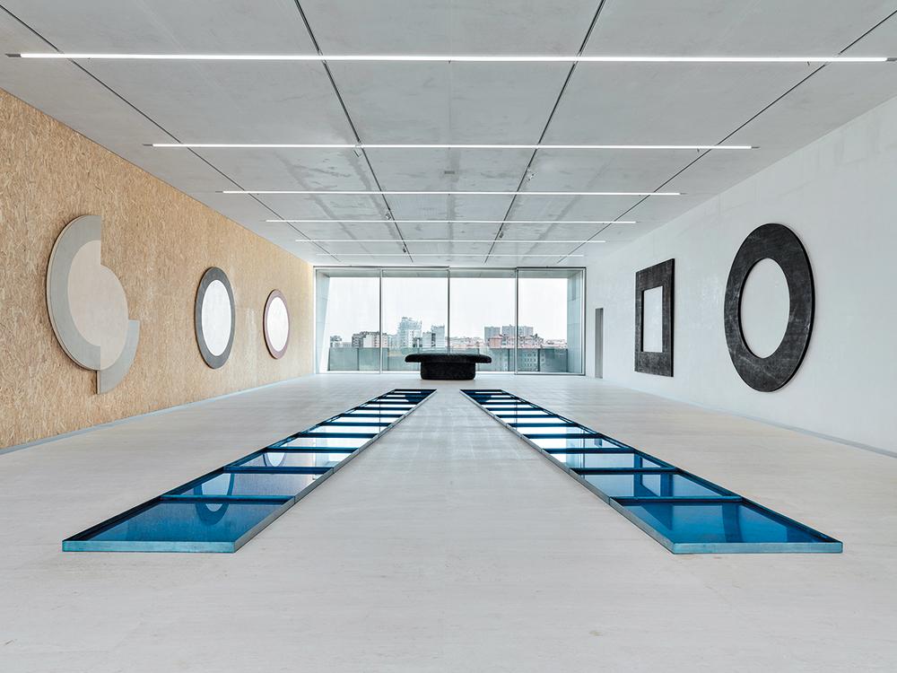 The new rooms of the “Atlas” exhibition hold large installations of contemporary art. The halls open north toward the city, to the east or to the west.