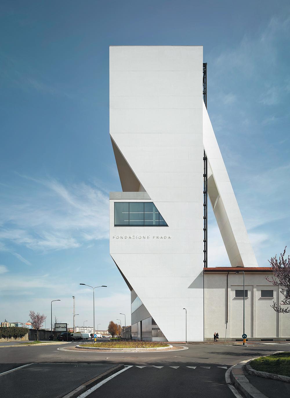 Der 60 m hohe Turm komplettiert die Transformation der ehemaligen Gin-Destillerie zum Kunstareal. Er liegt am Nordrand des Geländes der Fondazione Prada in Mailand und fasst insgesamt
2000 m2 zusätzliche Ausstellungsflächen.
