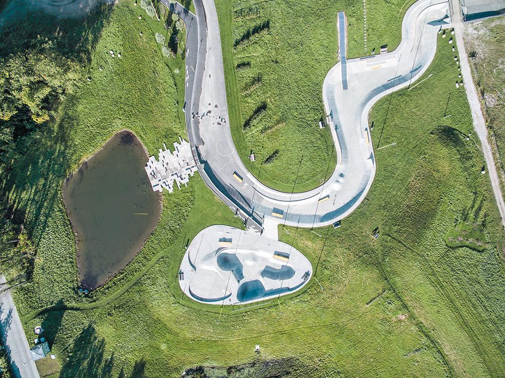 Beim Rabalderparken in Roskilde nutzten die Landschaftsarchitekten GHB einen bestehenden Entwässerungskanal zur Skatebowl um. Eine Treppenkaskade leitet das Wasser weiter in ein Rückhaltebecken.