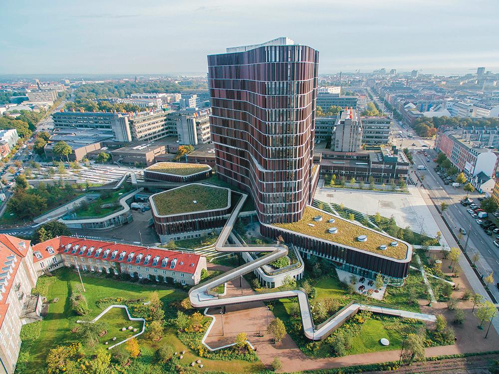 Auf dem Mærsk Towern in Kopenhagen ließen C. F. Møller und die Landschaftsarchitekten SLA 5000 m2 Gründächer anlegen. Das Wasser wird im Gebäude wiederverwendet. Unter demmVorplatz befindet sich ein 650 m2 großes Rigolensystem, das einen JahrhundertStarkregen aufnehmen kann.