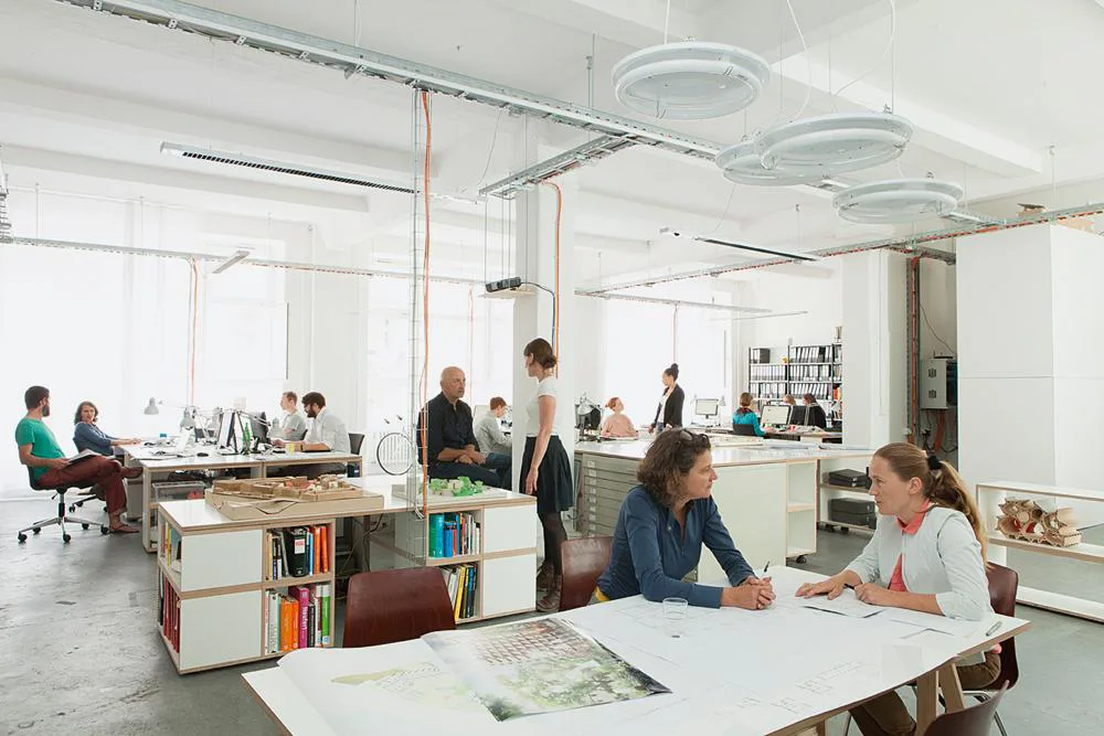 Die Baupiloten wurden 2003 in einer Kooperation des Architekturbüros Susanne Hofmann und der TU Berlin als Studienreformprojekt gegründet. Studierenden sollte die Chance gegeben werden, konkrete Bauprojekte im Rahmen ihres Studiums zu realisieren. Nach Abschluss des Projekts 2014 firmiert das Büro Susanne Hofmann Architekten als Die Baupiloten BDA. Die Aufnahme zeigt die Büroräume in Berlin.