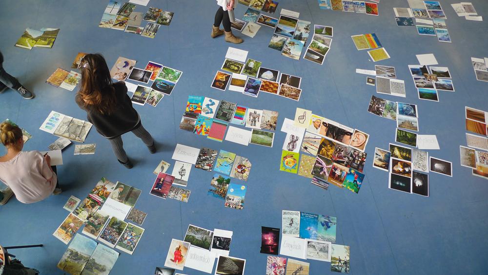 Die Teilnehmer des Entwurfsseminars »Zukunftsweisende Schulbautypologien« brachten Bilder mit, um sie nach atmosphärischen Ähnlichkeiten in Gruppen zu sortieren und anschließend treffende Bezeichnungen für diese zu finden, wie z.B. warm, lebendig, versteckt, gemeinschaftlich etc.
