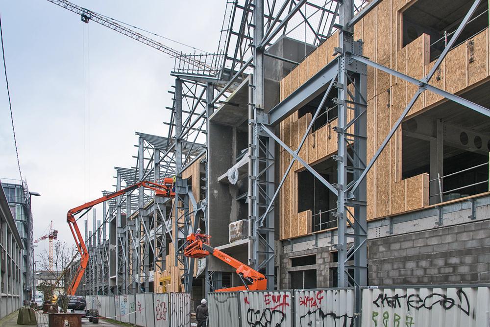 Die bestehenden Auskreuzungen der seitlichen Fassadenstützen und die verbliebenen Kranbahnträger konnten in dasstatische Konzept eingebunden werden.