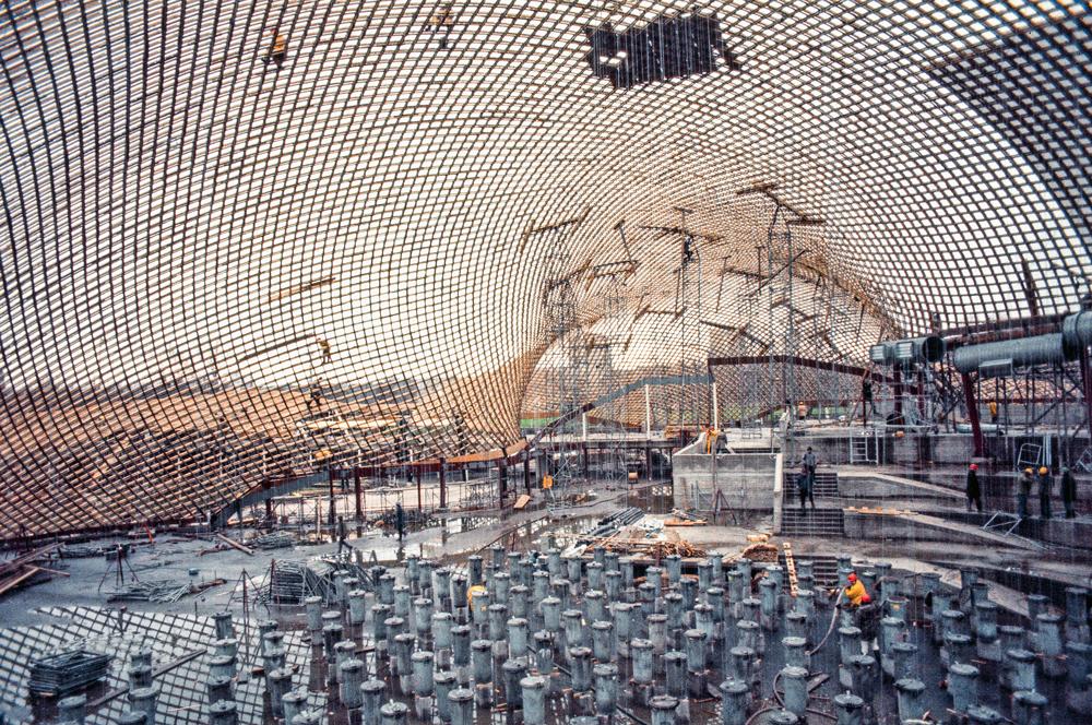 Statische Belastungsversuche an der fertigen Gitterschale – mit Mülltonnen, die mit Wasser
gefüllt sind, im Januar 1975