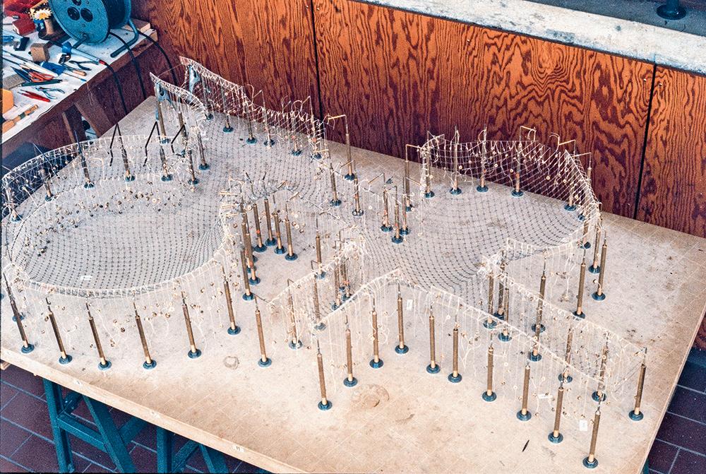 Das Modell der Multihalle hängt kopfüber an Messingstützen. Die Materialeigenschaften der Marmorplatte schützten es vor unkontrollierten Formveränderungen durch schwankende Luftfeuchtigkeit und Temperaturwechsel. Atelier Frei Otto Warmbronn, Dezember 1973