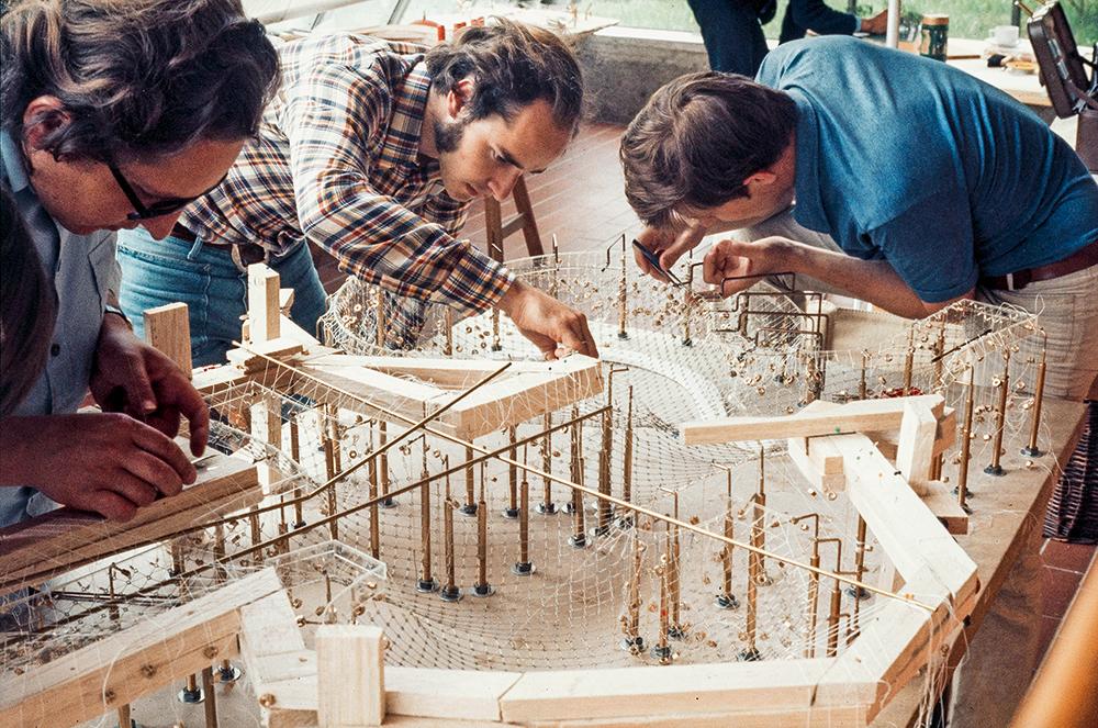 Atelier Frei Otto in Warmbronn, um 1973: Konstruktion von Hilfsrahmen mit Netz im Maßstab 1:100
