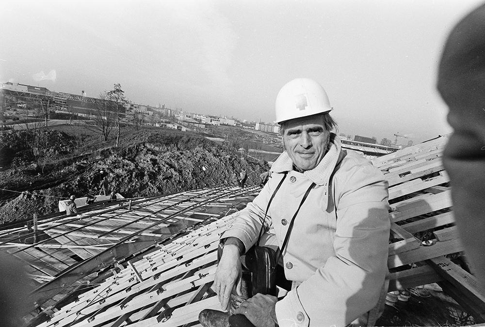 Frei Otto auf der Gitterschale der Multihalle, 1975