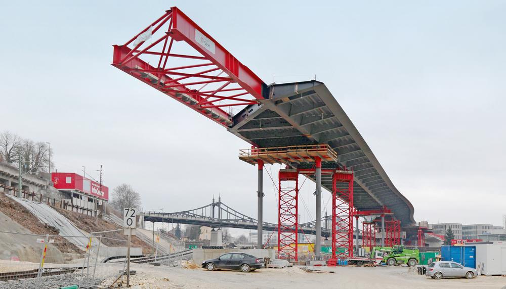 Längsverschub mit Vorbauschnabel (rot) bei Achse 50; im Hintergrund die historische Neutorbrücke