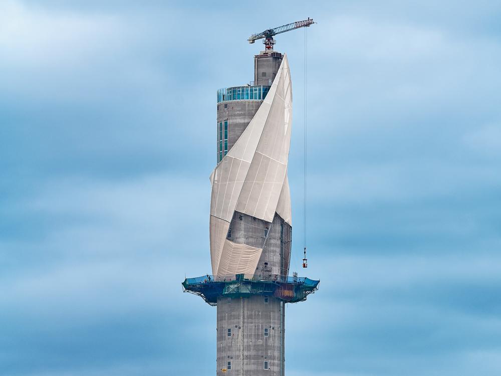 Textile facade installation with mobile working platform