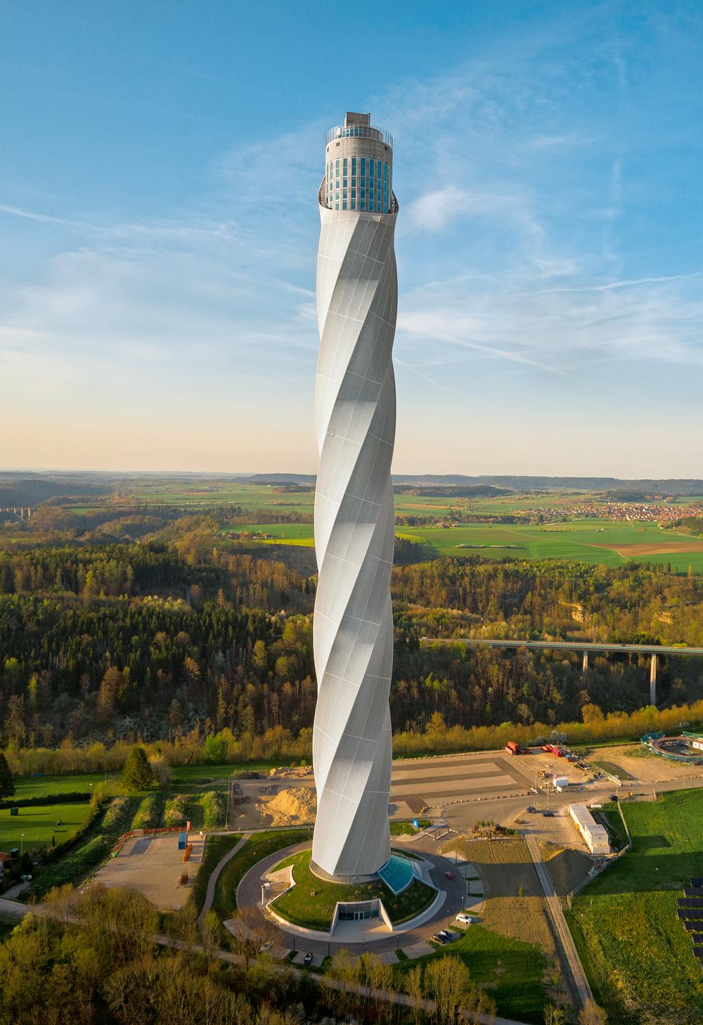 Testturm nach Fertigstellung der textilen Fassade