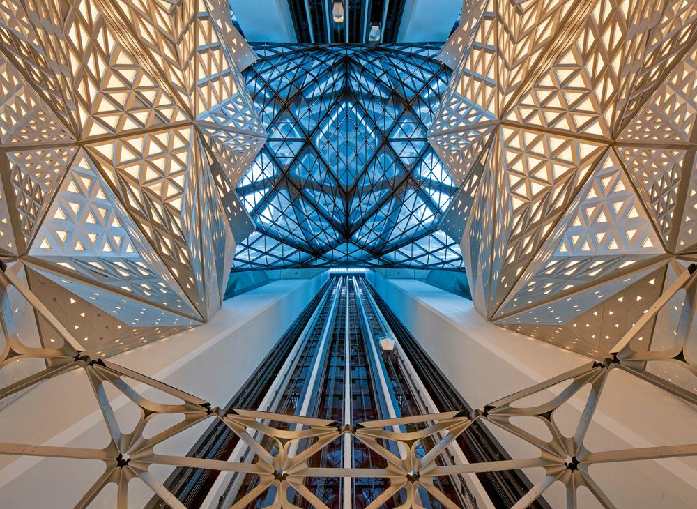 Blick aus der Eingangshalle nach oben ins Atrium