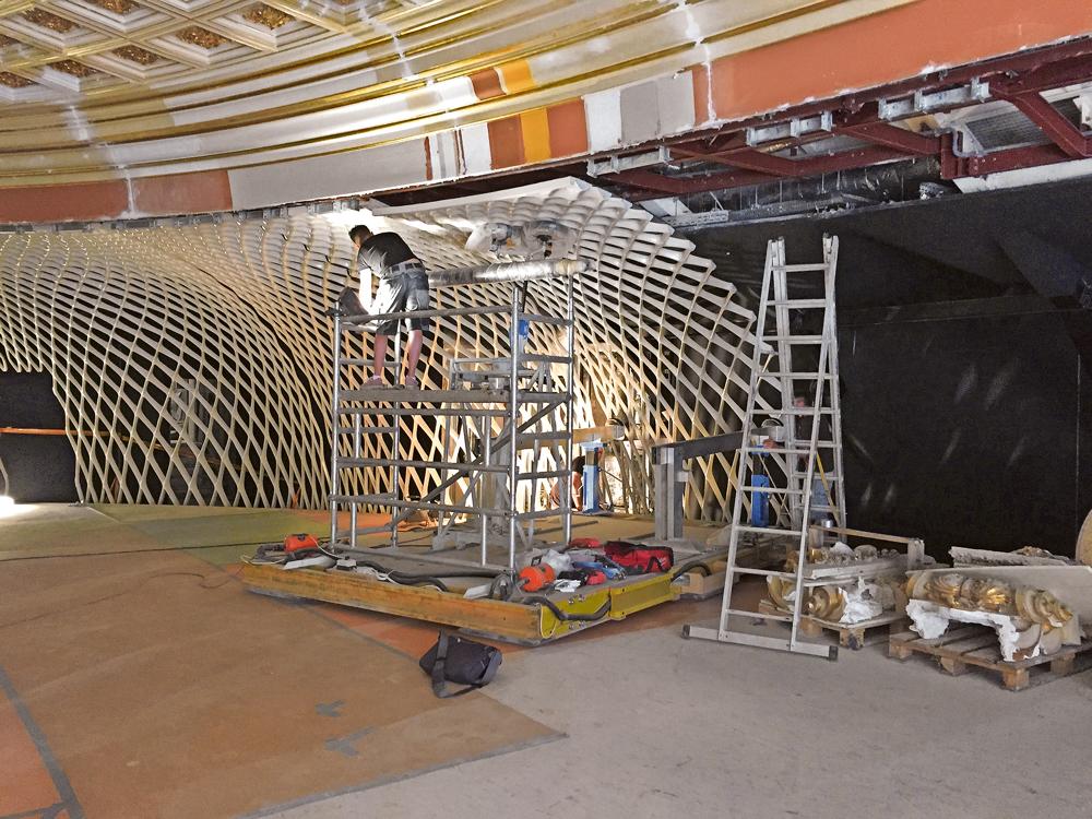 Bauteilmontage vor Ort nach Einhub mit Turmdrehkran und Transportgestell