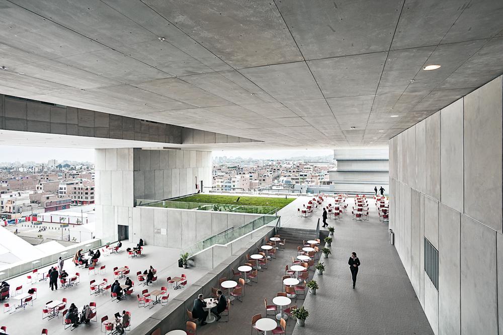 Der Sichtbetonkubus des Lima Convention Centre von der Architektengruppe idom ist auf verschiedenen Geschossen ausgehöhlt. Mit 86 000 Quadratmetern ist es eines der größten Kongresszentren Südamerikas. Die Terrassen bieten einen weiten Ausblick über die Stadt, gleichzeitig wecken diese Übergangsräume die Neugierde der Passanten. Im 7. Obergeschoss erstreckt sich der Große Konferenzraum für bis zu 3500 Besucher.
