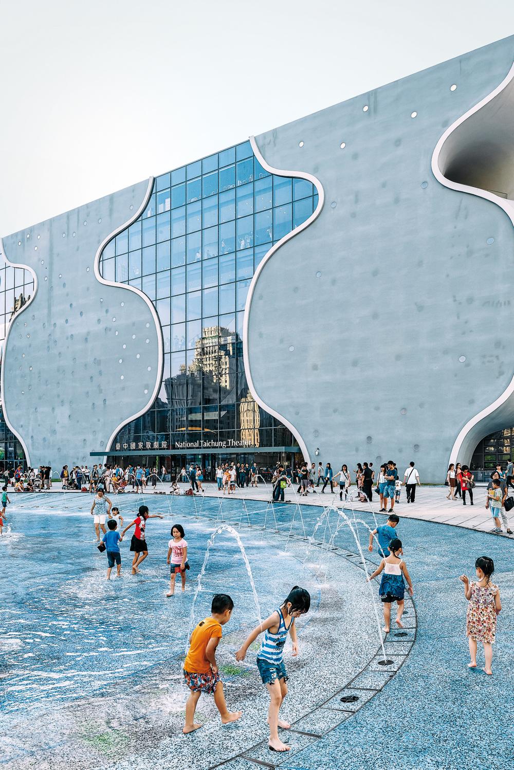 Die dreidimensionale schaumartige Tragstruktur aus Spritzbeton der Oper in Taichung von Toyo Ito bildet sich an den Fassaden ab und setzt sich im Boden des Umfeldes fort als Springbrunnen und Park für die Anwohner.