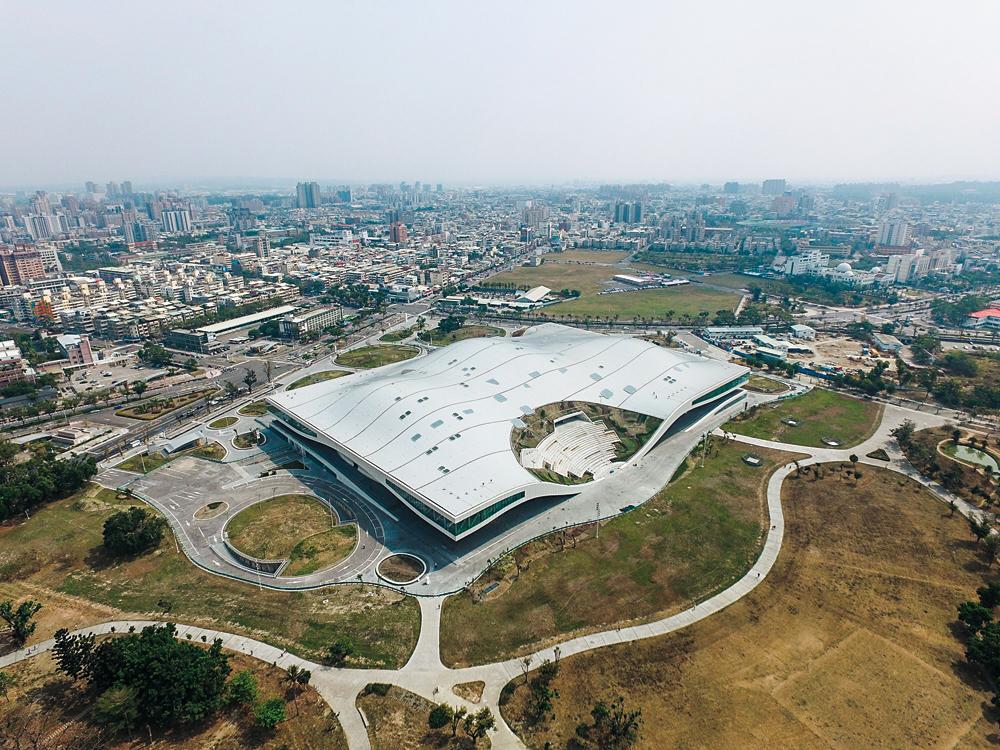Kaohsiung National Center for the Arts von Mecanoo: Unter dem topografisch geschwungenen Dach befinden sich eine Konzerthalle mit 2000 Sitzplätzen, ein Opernsaal mit 2250 Plätzen, ein Schauspielhaus mit 1250 Plätzen und ein Vortragsraum mit 470 Plätzen.