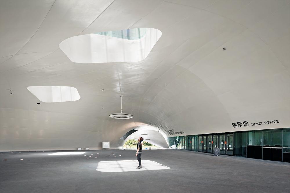 Kaohsiung National Center for the Arts von Mecanoo: Unter dem topografisch geschwungenen Dach befinden sich eine Konzerthalle mit 2000 Sitzplätzen, ein Opernsaal mit 2250 Plätzen, ein Schauspielhaus mit 1250 Plätzen und ein Vortragsraum mit 470 Plätzen.