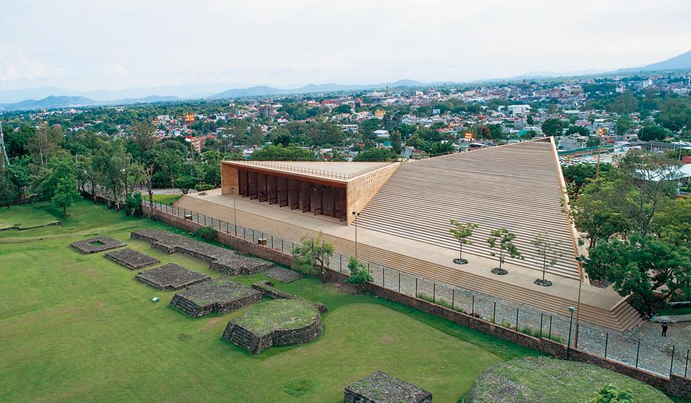 Die Stufen des Centro Cultural Teopanzolco im mexikanischen Cuernavaca von Productora bieten eine Aussichtstribüne auf die archäologische Stätte der benachbarten Stufenpyramiden der Atzteken.
