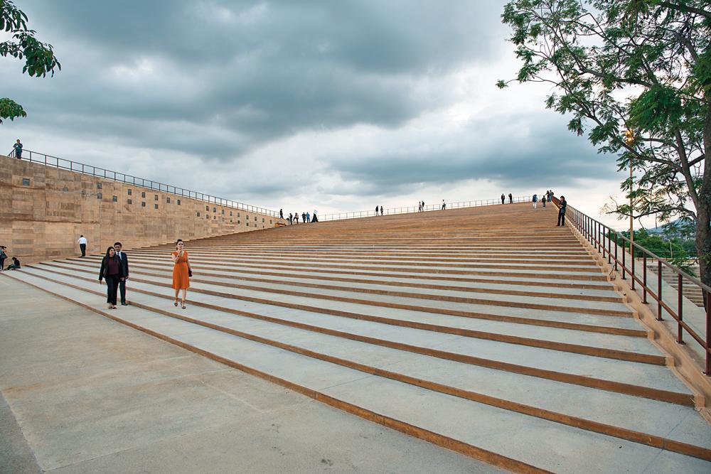 Die Stufen des Centro Cultural Teopanzolco im mexikanischen Cuernavaca von Productora bieten eine Aussichtstribüne auf die archäologische Stätte der benachbarten Stufenpyramiden der Atzteken.