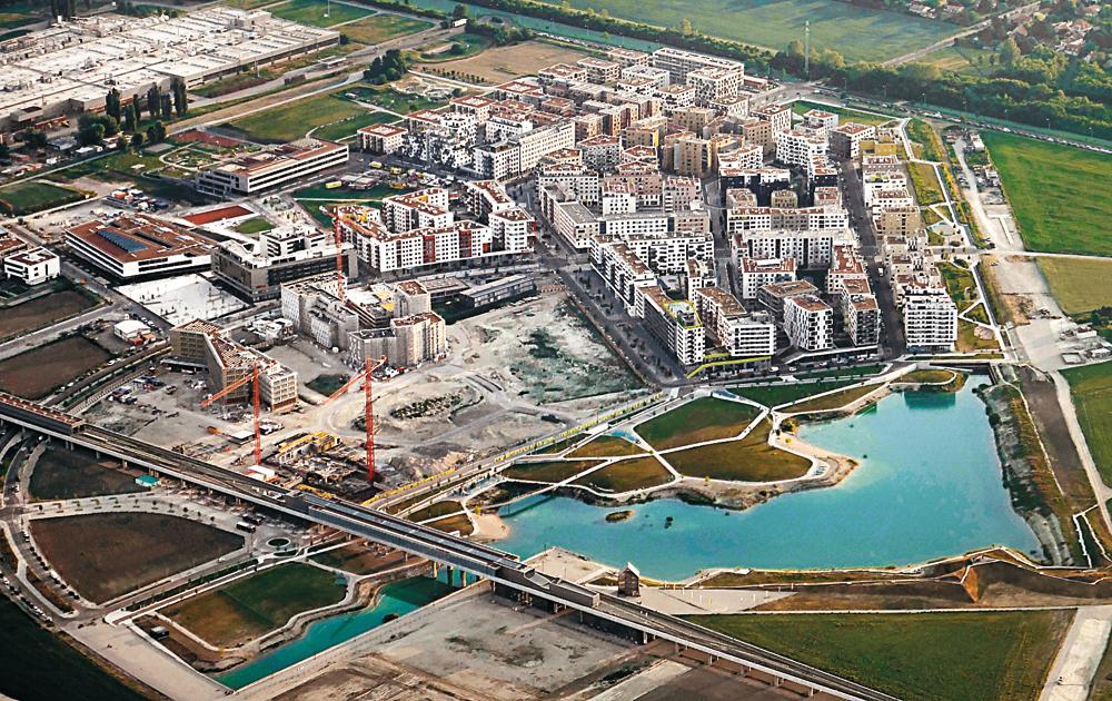 Die Seestadt Aspern ist eines der derzeit größten europäischen Entwicklungsgebiete. Das gut angebundene, 240 ha große Areal liegt im Nordosten Wiens, etwa 25 Minuten mit der U-Bahn vom Zentrum entfernt. Bis 2028 soll hier Wohnraum für 20.000 Menschen und zusätzlich 20.000 Arbeitsplätze entstehen. Die ersten Wohngebäude wurden 2014 übergeben. Letztes Jahr wurden in der Seestadt 3.000 Wohneinheiten für mehr als 6.000 Menschen fertiggestellt.