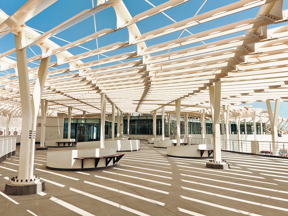 Durch die Aluminiumlamellen fällt sanftes Licht auf die Dachterrasse und schützt die Besucher vor der starken Sonne.
