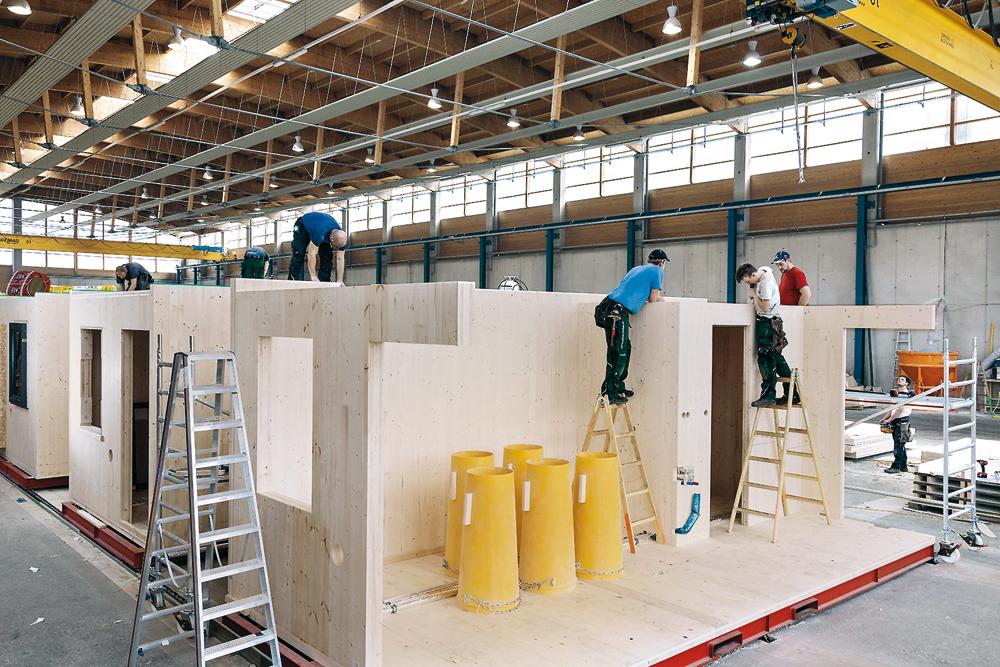Während die Unterkonstruktion der Fassade bereits im Werk aufgebracht wurde, erfolgte die Montage der vorvergrauten Lärchenholzpaneele vor Ort auf der Baustelle.