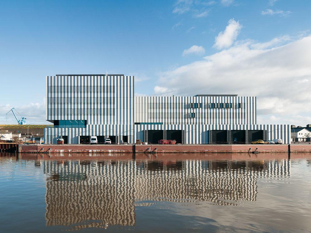 Das von Staab Architekten im Hafen von Bremerhaven geplante Thünen-Institut für Fischereiökologie und Seefischerei verfügt über eine Fassade aus zwei unterschiedlich stark perforierten, eloxierten Alupaneelen. Aufgrund des unterschiedlichen Lochanteils erscheinen diese in zwei verschiedenen Farbtönen.