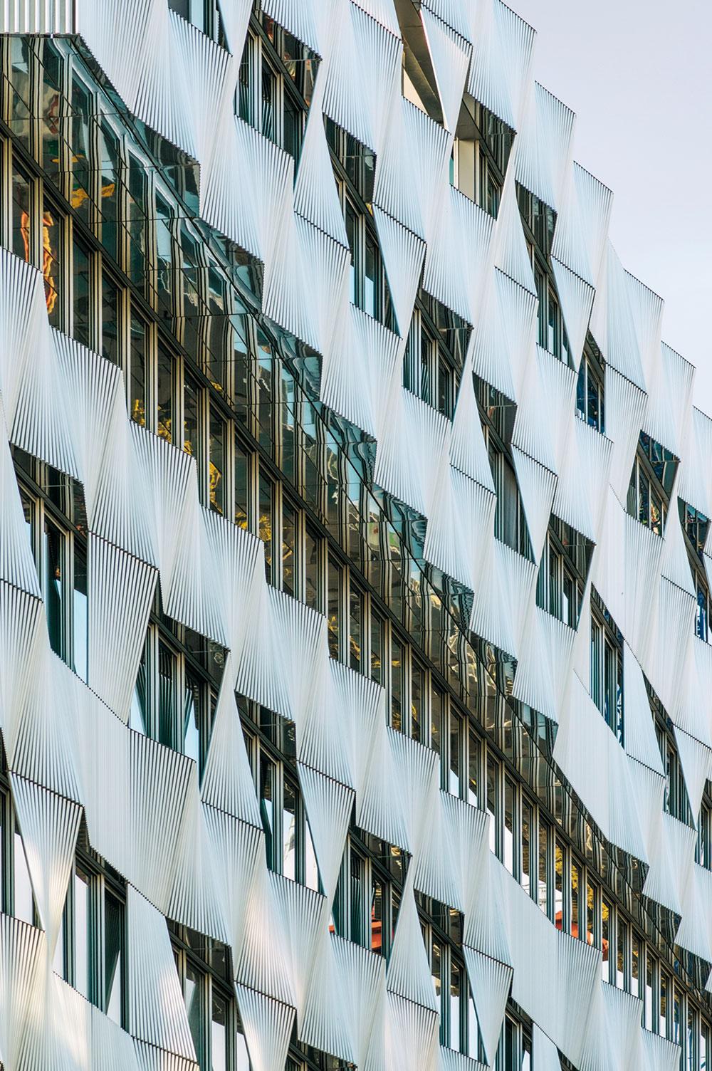 Wie eine zweite Haut liegen die vertikal und diagonal in quadratischen Modulen montierten, silbern eloxierten Aluminiumröhren vor diesem Pariser Bürogebäude des Architekturbüros Brenac & Gonzalez. Die Kombination von lediglich fünf Modulen lässt eine geheimnisvoll im Licht flirrende Fassade entstehen.