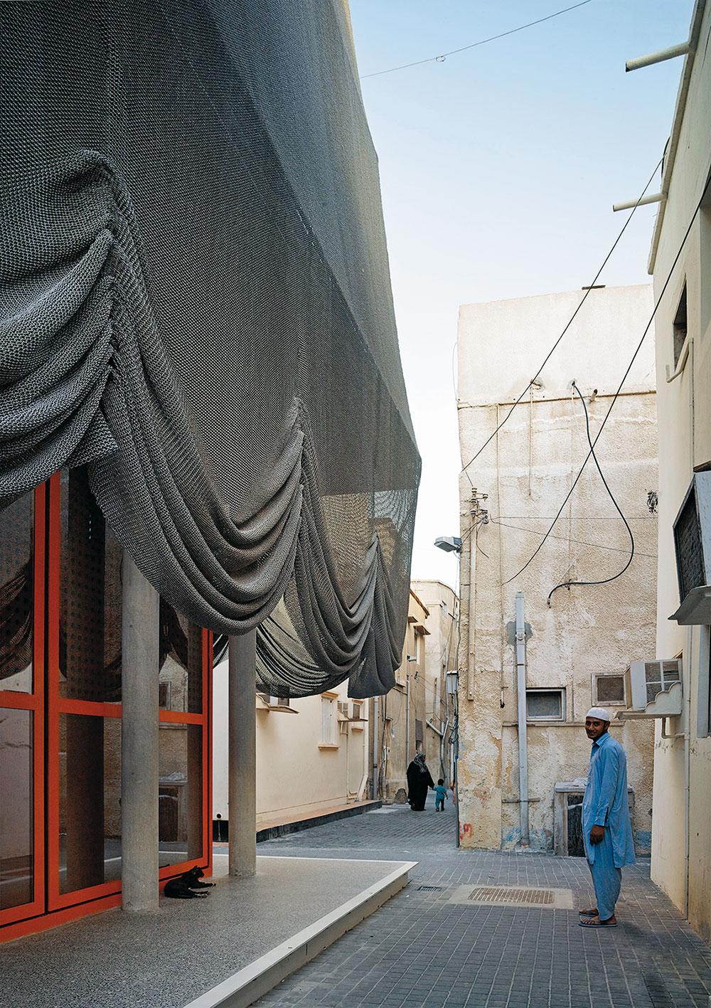 Mit seinem raffbaren Netz aus Stahlringen erinnert die Fassade des neuen Musik- und Kulturzentrums in der Altstadt von Al-Muharraq in Bahrain an einen Schleier. Das Gebäude wurde geplant von Office Kersten Geers David Van Severen.