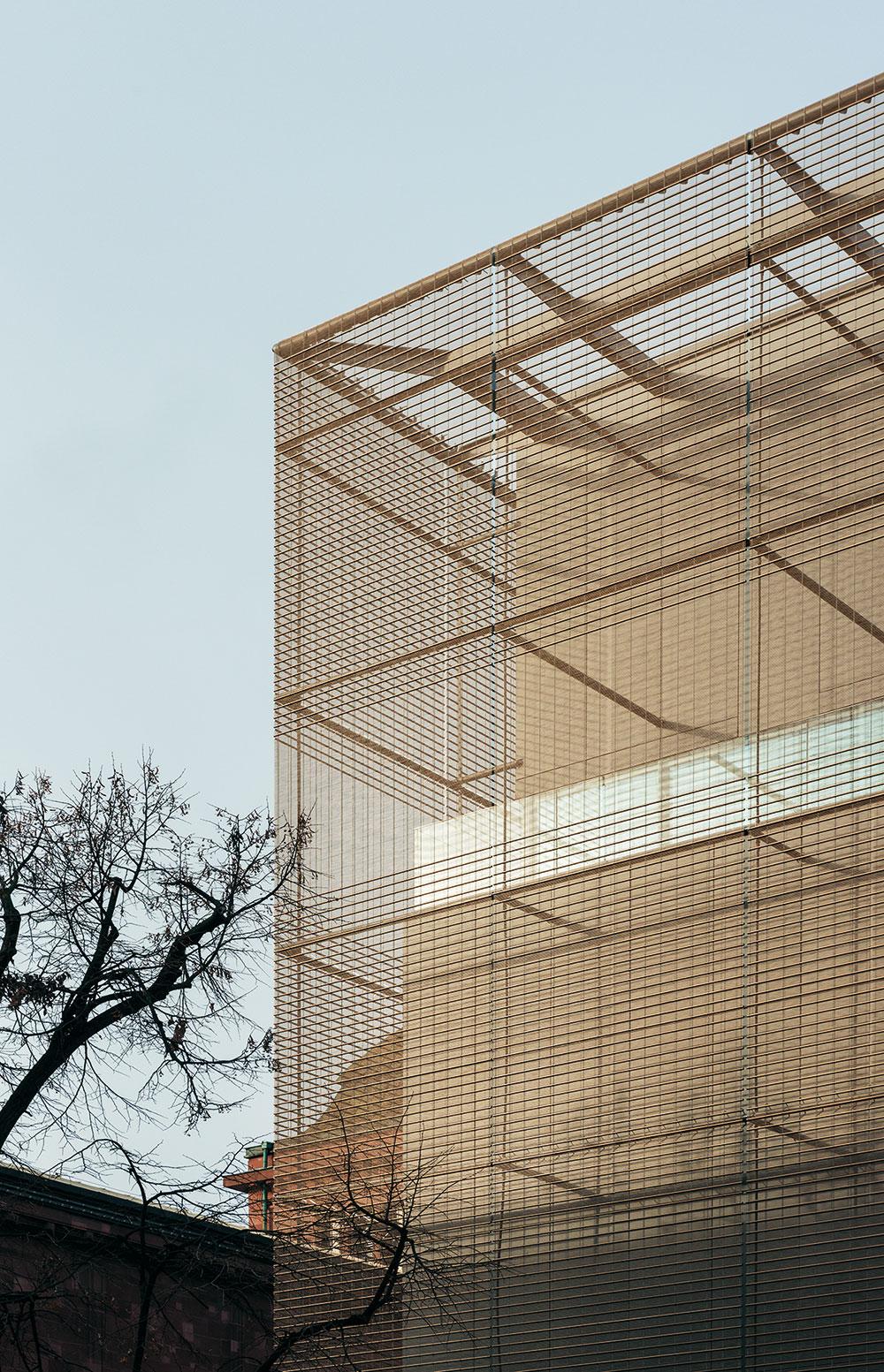 Der Erweiterungsbau der Mannheimer Kunsthalle des Büros von Gerkan, Marg und Partner ist nahezu umlaufend gerahmt von 4635 m2 bronziertem Edelstahlgewebe.