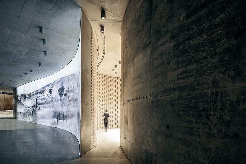 Prägend für den Eingangsbereich ist die Videoinstallation der israelischen Künstlerin Michal Rovner.