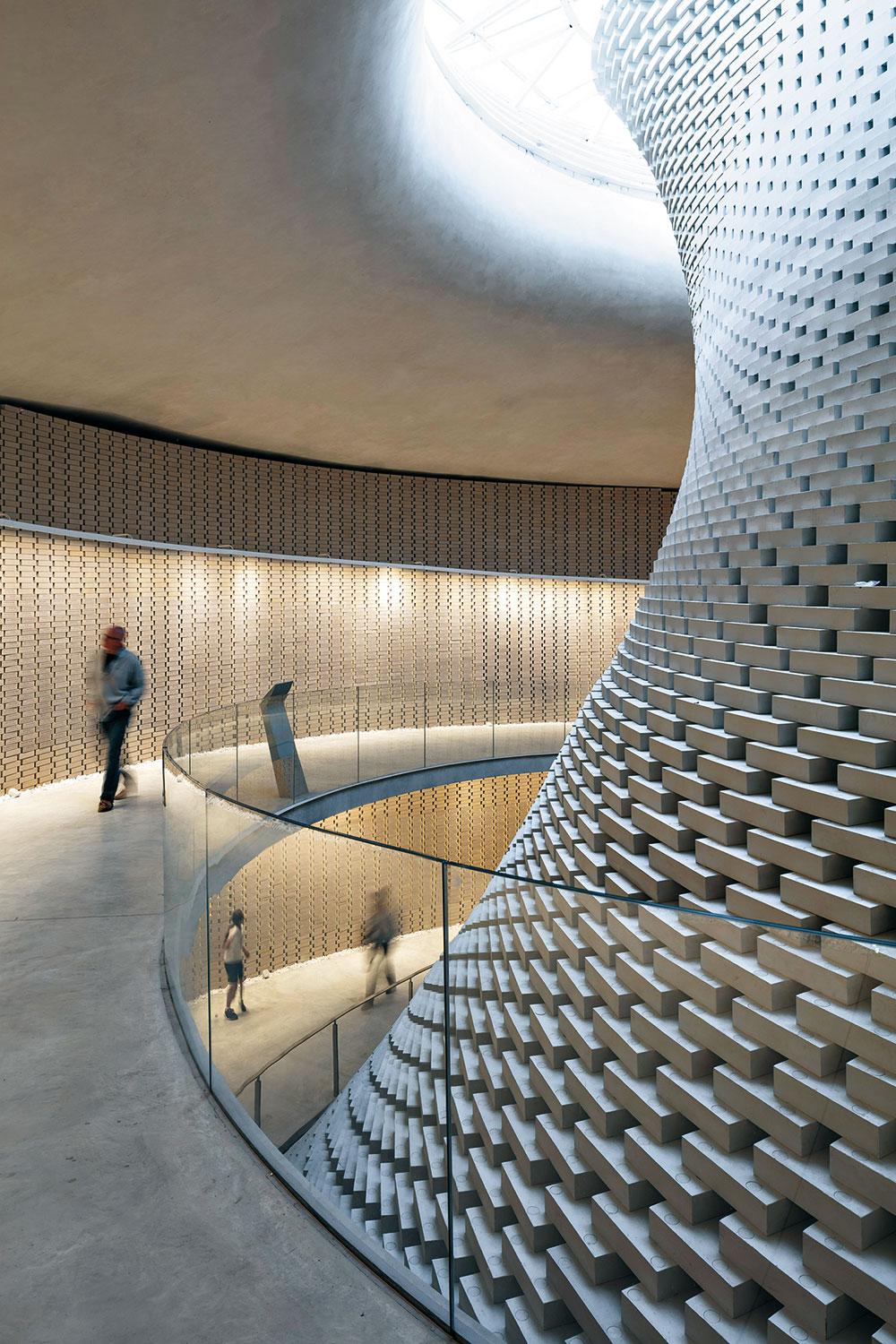 Der Entwurf der strudelartigen Skulptur aus Aluminium-Blöcken entstand gemeinsam mit ROB Technologies, einem Spin-off der ETH Zürich.