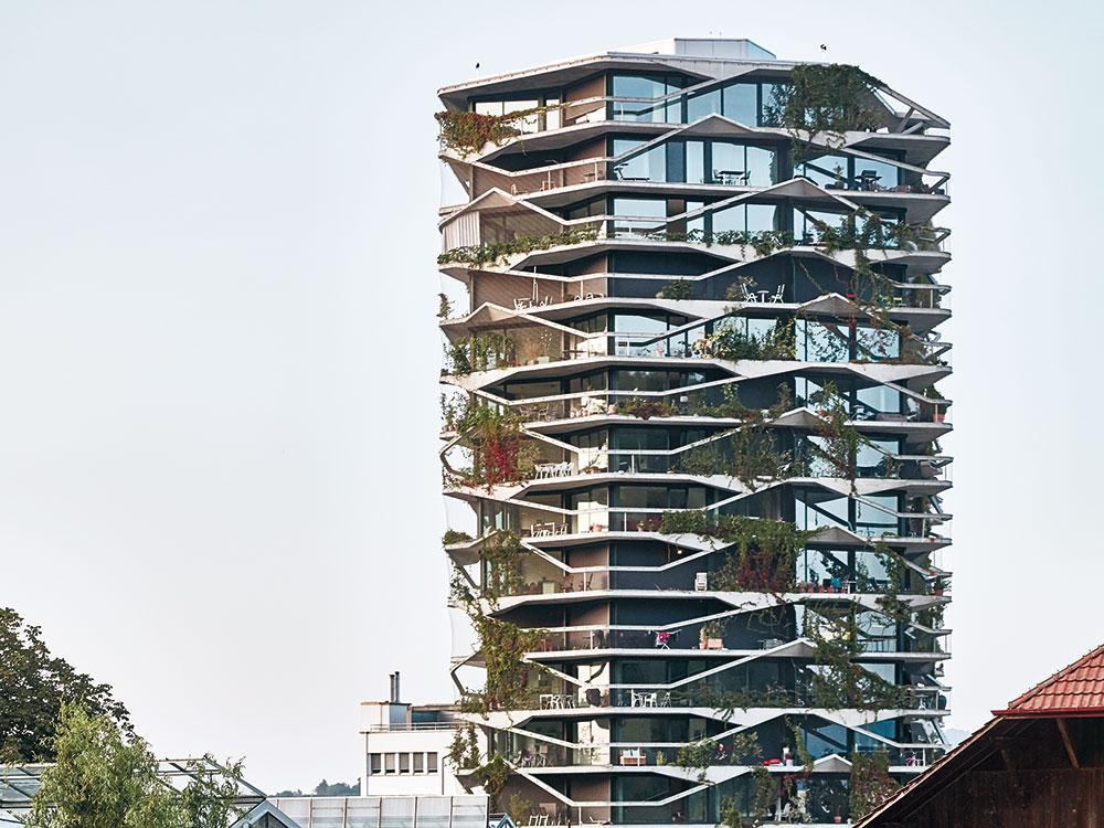 Begrünter Wohnturm bei Bern