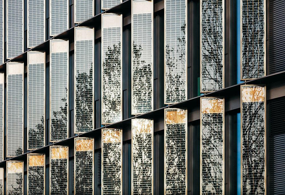 An den Fassadenlamellen wurden insgesamt 880 Glas/GlasPhotovoltaikmodule mit je 3,5 m Höhe und 0,6 m Breite installiert. Hinter den Lamellen befinden sich manuell zu öffnende Lüftungsflügel.