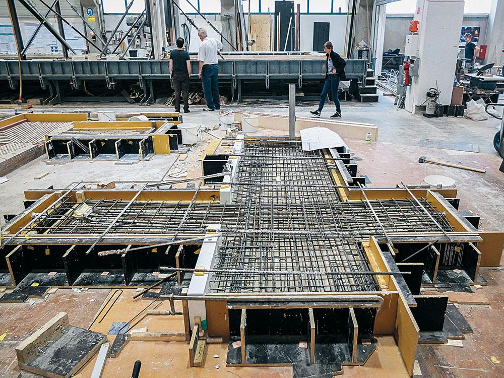 Darüber wurde die Bewehrung in mehreren Lagen inklusive notwendiger Fassadenverankerungen eingebracht und die Schalung schließlich mit dem Beton aufgefüllt.
