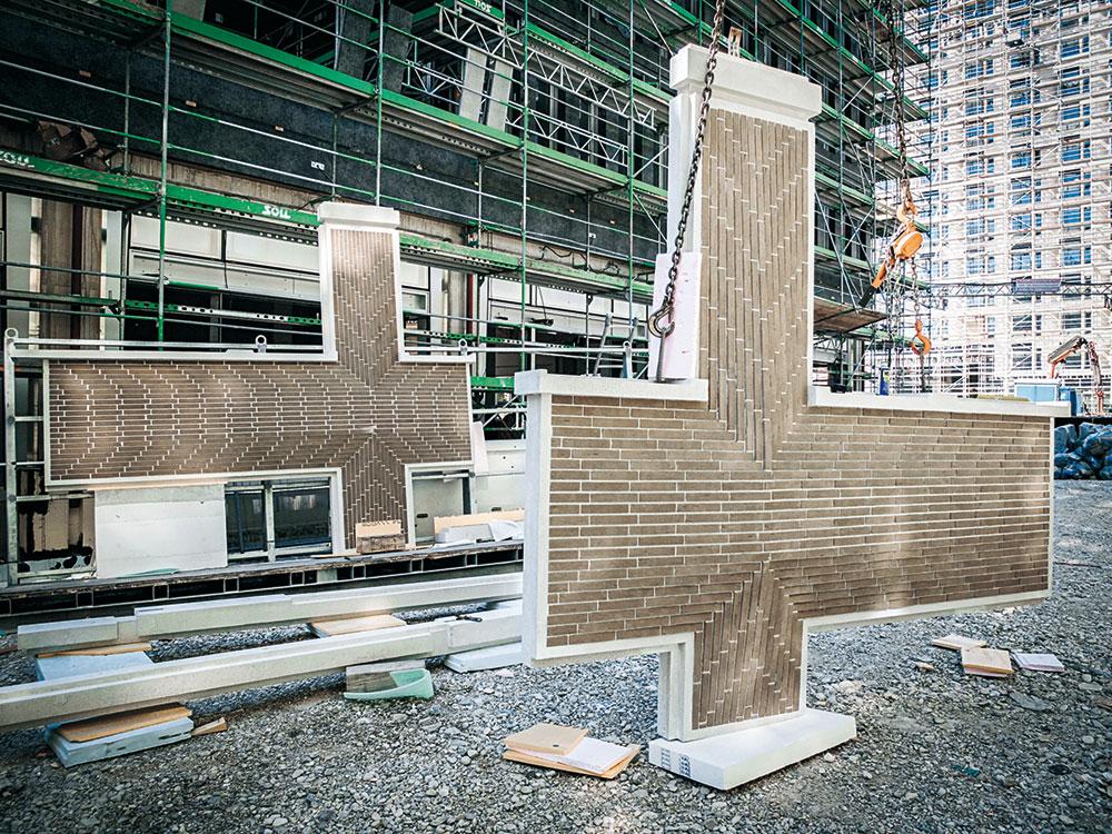 Als letztes kamen die Fertigteile per Lkw zur Montage auf die Baustelle.