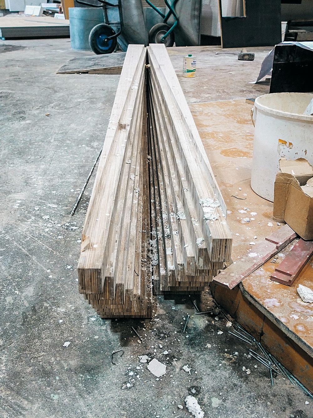 Um die lagenweise Auskragung der Ziegelreihen zu modellieren, kam eine Reliefschalung aus
Kanthölzern zum Einsatz.