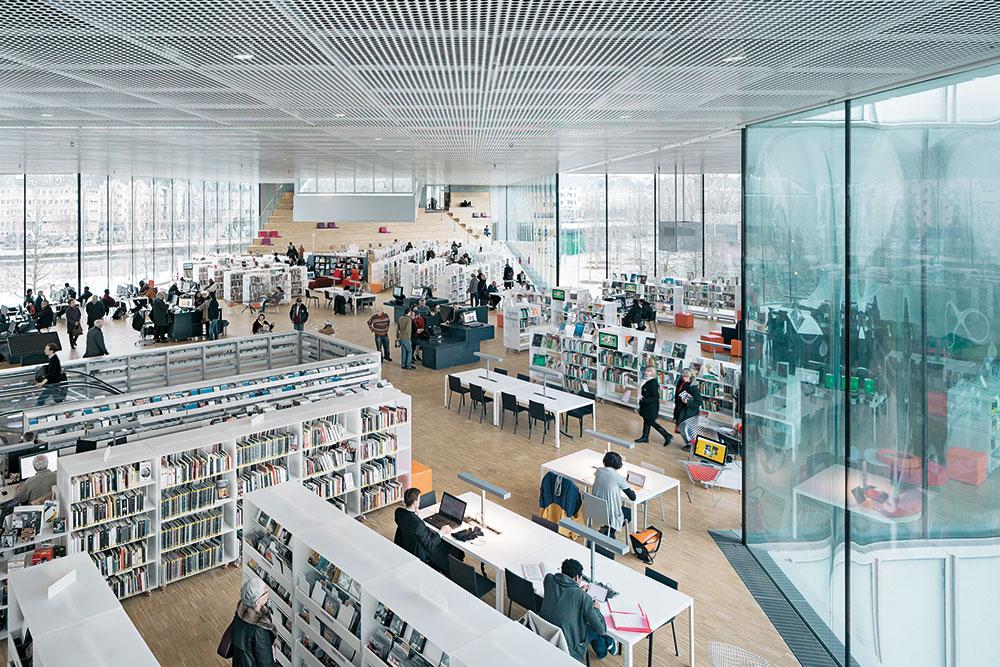 Die Glasscheiben der Bibliothek sind in der Mitte gewölbt. Das erhöht ihre Steifigkeit, hat jedoch kaum visuelle Verzerrungen beim Hindurchsehen zur Folge.