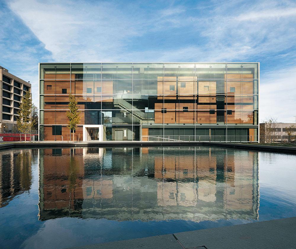 Im New Music Building sind die Probenräume aus Holz einzeln vom Dachtragwerk abgehängt und so gleichzeitig schalltechnisch voneinander entkoppelt.