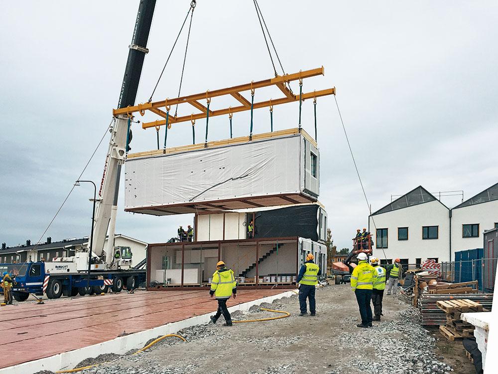 Die Stahlskelettmodule werden komplett mit Fassadendämmung, Fenstern, Bodenaufbauten, Sanitärobjekten und Einbaumobiliar auf die Baustelle geliefert und dort auf die Bodenplatte aus Ortbeton montiert.