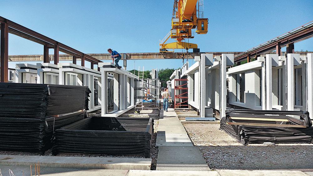Das Fugenbild der äußeren Schale betont das einzelne Fenster als Planungsmodul. Dieses Maß entspricht der maximalen Bearbeitungsgröße der Maschine, mit der die Vorderkanten der Betonbänder geschliffen wurden. Die tatsächlichen konstrukiven Elemente der inneren tragenden Schale fassen dagegen zwei Fenster zusammen, um die Zahl der Bauteile zu verringern und so die
Effizienz des Bauablaufs zu maximieren.