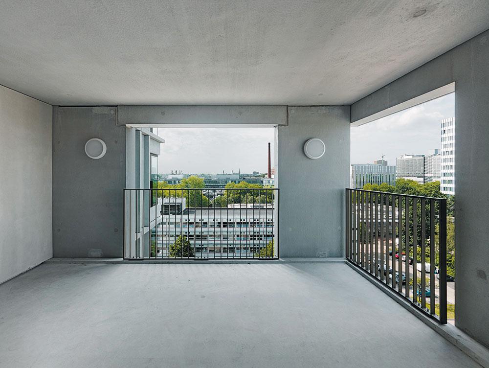 In jedem Geschoss gibt es eine nach Süden gerichtete Gemeinschaftsterrasse mit Blick auf den ­Campus, auf der Nordseite sind je zwei Aufzugsvorräume über einen Luftraum zusammengefasst.