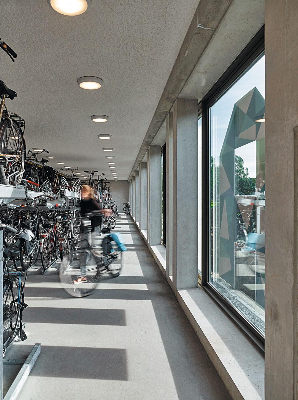 Ein großer Teil des Erdgeschosses ist dem landestypisch weit verbreiteten Verkehrsmittel Fahrrad vorbehalten.