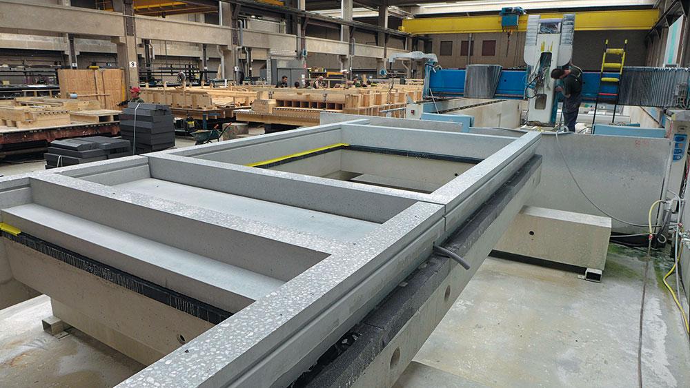Sämtliche Komponenten des Gebäudes von den tragenden Betonteilen über die Aluminiumelemente der Fassade bis zu den vorgefertigten Nasszellen wurden in einem nahegelegenen Werk vorgefertigt, dort zwischengelagert und „just in time“ zur Baustelle geliefert. Durch eine sorgfältig geplante Logistik waren dazu lediglich zwei Lastwagen erforderlich, die zwischen Fabrik und Baustelle pendelten.