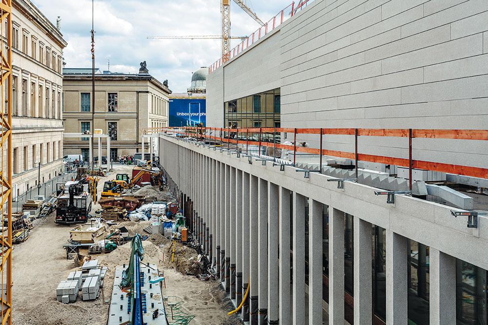 Die Fortsetzung der historischen Kolonnaden schafft einen Hof zwischen JamesSimon-Galerie und
Neuem Museum.