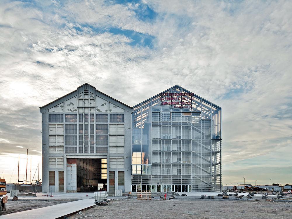 Neben dem ehemaligen Werftgebäude in Dunkerque errichteten Lacaton & Vassal 2015 einen architektonischen Doppelgänger, das Frac Nord-Pas de Calais. Die Konstruktion besteht aus Fertigteilen und erlaubt eine flexible Grundrissgestaltung.